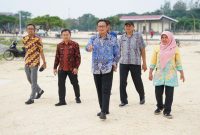 Bupati Lamongan Yuhronur Efendi, melanjutkan program penghijauan di Kawasan Lapangan Gajah Mada (ist)
