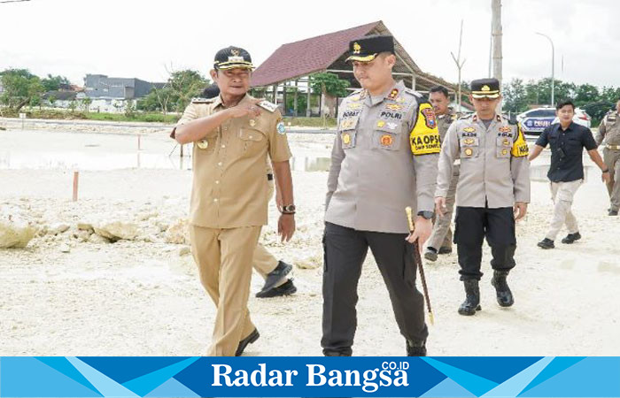 Bupati Lamongan, Yuhronur Efendi bersama  Kapolres Lamongan, AKBP Bobby Adimas Candra Putra saat meninjau kawasan Lapangan Gajah Mada (ist)