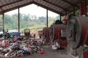 Situasi TPA Tlekung dan 3 Unit mesin insenetator dan Petugas TPA sedang memproduksi Paving dan bata beton dari limbah abu Sampah (ist)