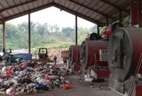 Situasi TPA Tlekung dan 3 Unit mesin insenetator dan Petugas TPA sedang memproduksi Paving dan bata beton dari limbah abu Sampah (ist)