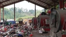 Situasi TPA Tlekung dan 3 Unit mesin insenetator dan Petugas TPA sedang memproduksi Paving dan bata beton dari limbah abu Sampah (ist)