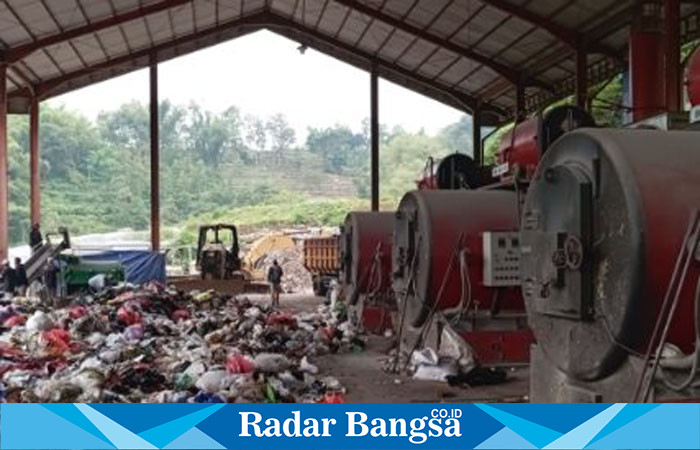 Situasi TPA Tlekung dan 3 Unit mesin insenetator dan Petugas TPA sedang memproduksi Paving dan bata beton dari limbah abu Sampah (ist)