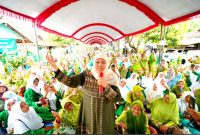 Ketua Umum PP Muslimat NU, Khofifah Indar Parawansa  hadiri pengajian rutin Minggu Wage di Desa Gondang Kulon, Kecamatan Gondang, Kabupaten Nganjuk, pada Minggu (12/1/2025) (hms)