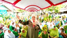 Ketua Umum PP Muslimat NU, Khofifah Indar Parawansa  hadiri pengajian rutin Minggu Wage di Desa Gondang Kulon, Kecamatan Gondang, Kabupaten Nganjuk, pada Minggu (12/1/2025) (hms)