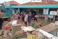 Pembersihan sisa- sisa banjir di lokasi yang  terdampak.(RadarBangsa.co.id).