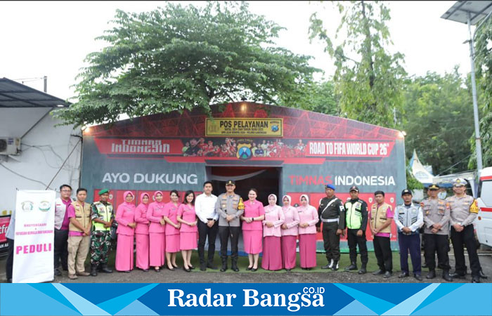 Sesi foto bersama antara rombongan Kapolres Lamongan, Ketua Bhayangkari Cabang Lamongan, dan para petugas di Posyan Terminal (IST)