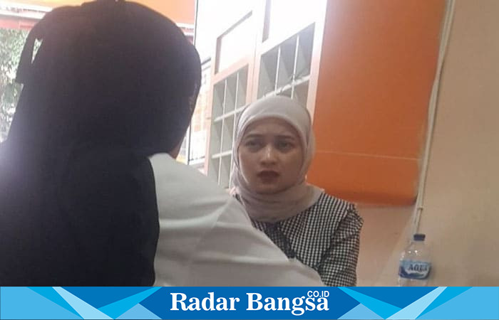 Ketua DPRD Kota Malang, Amithya Ratnanggani Sirraduhita mengunjungi Aril Sumarsono, jurnalis dari Mitra Today, menjalani perawatan akibat pendarahan otak pascaoperasi di RSUD Saiful Anwar (ist)