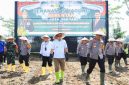 Pj Gubernur Jawa Timur, Adhy Karyono, bersama Kapolda Jatim, Imam Sugianto, serta jajaran Polres dan Forkopimda Kabupaten Blitar, secara simbolis memulai penanaman jagung di Blitar (ist)