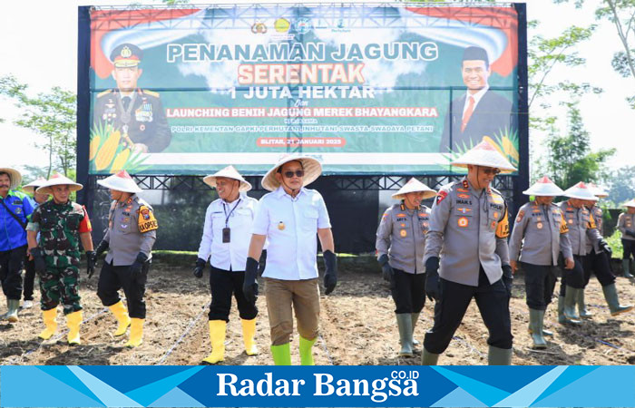 Pj Gubernur Jawa Timur, Adhy Karyono, bersama Kapolda Jatim, Imam Sugianto, serta jajaran Polres dan Forkopimda Kabupaten Blitar, secara simbolis memulai penanaman jagung di Blitar (ist)