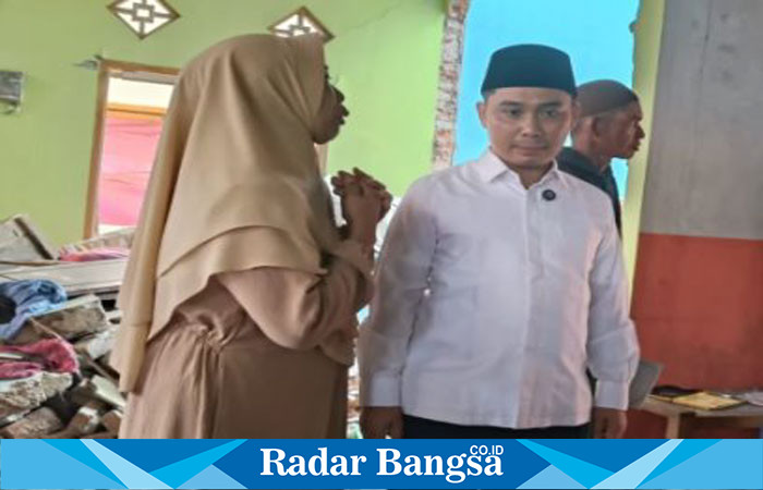 Gus Barra saat Kunjungi Lokasi Ledakan Desa Sumolawang, Kecamatan Puri (ist)