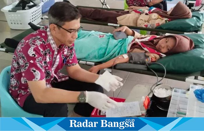 Siswi MAN 1 Lamongan ikut berpartisipasi dalam kegiatan donor darah  (ist)