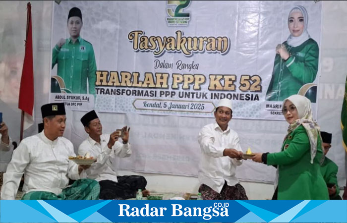 Harlah PPP ke 52 di kantor DPC PPP Kabupaten Kendal. kiri Ketua DPC PPP membawa piring  sedangakan Sekretaris PPP memberikan nasi tumpeng ke tokoh. (RadarBangsa.co.id).