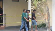 Polisi saat gelar Rekonstruksi Mutilasi di hotel Kediri (ist)