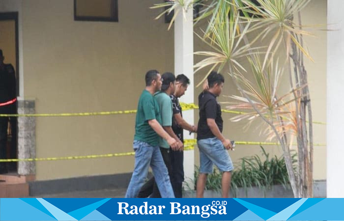 Polisi saat gelar Rekonstruksi Mutilasi di hotel Kediri (ist)