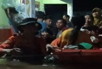 Tim penanggulangan bencana BPBD saat mengevakuasi warga terdampak (ist)