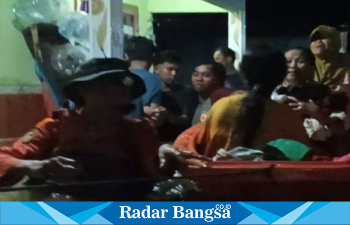 Tim penanggulangan bencana BPBD saat mengevakuasi warga terdampak (ist)