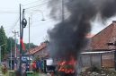 Terlihat Mobil terbakar dan kepulan asap hitam di  bahu jalan Purwokerto Brangsong Kendal. (RadarBangsa.co.id).