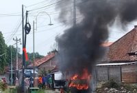 Terlihat Mobil terbakar dan kepulan asap hitam di  bahu jalan Purwokerto Brangsong Kendal. (RadarBangsa.co.id).