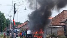 Terlihat Mobil terbakar dan kepulan asap hitam di  bahu jalan Purwokerto Brangsong Kendal. (RadarBangsa.co.id).