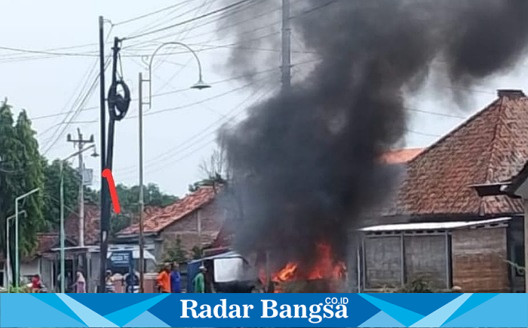 Terlihat Mobil terbakar dan kepulan asap hitam di  bahu jalan Purwokerto Brangsong Kendal. (RadarBangsa.co.id).