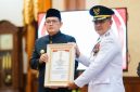 Pj Gubernur Jatim Adhy Karyono saat Beri Penghargaan (hms)