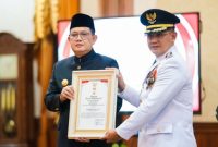 Pj Gubernur Jatim Adhy Karyono saat Beri Penghargaan (hms)
