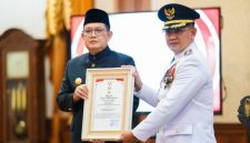 Pj Gubernur Jatim Adhy Karyono saat Beri Penghargaan (hms)