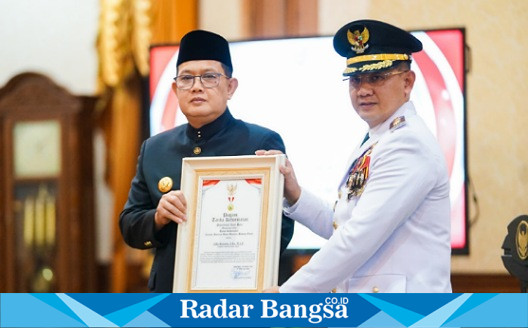 Pj Gubernur Jatim Adhy Karyono saat Beri Penghargaan (hms)