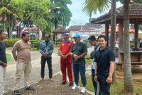 Tim Dinkes P2KB bersama Tim DLH dan perangkat Desa Kolor, saat Meninjau Kondisi Taman Tajamara, Sumenep, Jawa Timur. (Ist)