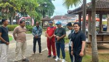 Tim Dinkes P2KB bersama Tim DLH dan perangkat Desa Kolor, saat Meninjau Kondisi Taman Tajamara, Sumenep, Jawa Timur. (Ist)