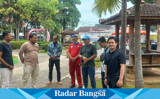 Tim Dinkes P2KB bersama Tim DLH dan perangkat Desa Kolor, saat Meninjau Kondisi Taman Tajamara, Sumenep, Jawa Timur. (Ist)