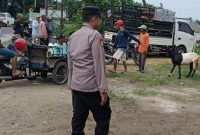 Anggota Polsek Tikung saat patroli di pasar hewan Tikung (ist)