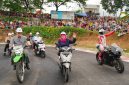 Gubernur Jawa Timur terpilih, Khofifah Indar Parawansa saat turut menguji lintasan sepanjang 1.030 meter tersebut bersama dua pebalap internasional, Mario Suryo Aji dan M. Adenanta Putra (hms)