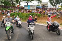 Gubernur Jawa Timur terpilih, Khofifah Indar Parawansa saat turut menguji lintasan sepanjang 1.030 meter tersebut bersama dua pebalap internasional, Mario Suryo Aji dan M. Adenanta Putra (hms)