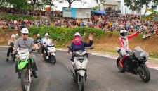 Gubernur Jawa Timur terpilih, Khofifah Indar Parawansa saat turut menguji lintasan sepanjang 1.030 meter tersebut bersama dua pebalap internasional, Mario Suryo Aji dan M. Adenanta Putra (hms)