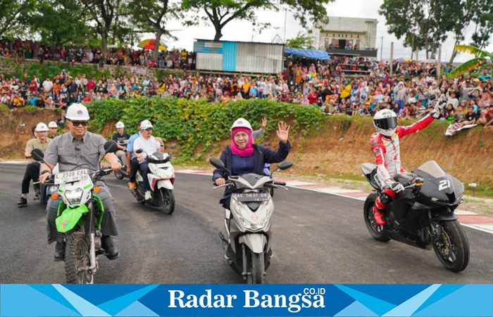 Gubernur Jawa Timur terpilih, Khofifah Indar Parawansa saat turut menguji lintasan sepanjang 1.030 meter tersebut bersama dua pebalap internasional, Mario Suryo Aji dan M. Adenanta Putra (hms)