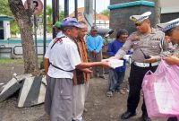 AKP Thoriq Aziz, bersama personel Satlantas, melaksanakan kegiatan sosial bertajuk 