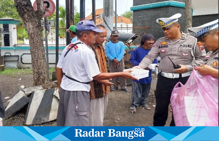 AKP Thoriq Aziz, bersama personel Satlantas, melaksanakan kegiatan sosial bertajuk 