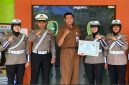 Kanit Kamsel Satlantas Polres Lamongan, Ipda Muji Agung Kurniawan, S.H., bersama anggota, saat foto bersama Kepsek  SMAN 1 Kedungpring (ist)