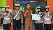 Kanit Kamsel Satlantas Polres Lamongan, Ipda Muji Agung Kurniawan, S.H., bersama anggota, saat foto bersama Kepsek  SMAN 1 Kedungpring (ist)