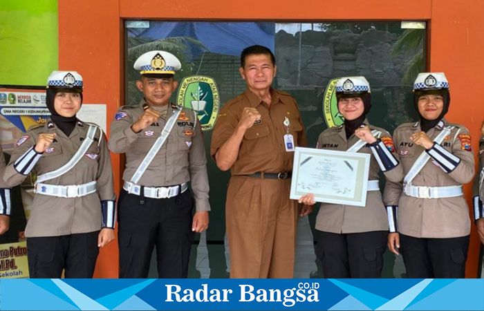 Kanit Kamsel Satlantas Polres Lamongan, Ipda Muji Agung Kurniawan, S.H., bersama anggota, saat foto bersama Kepsek  SMAN 1 Kedungpring (ist)