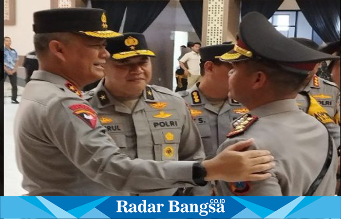 Kapolda Jawa Timur, Irjen Pol Imam Sugianto, memimpin acara sertijab sejumlah perwira di lingkungan Polda Jatim (ist)