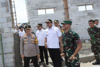 Kapolres Lamongan AKBP Bobby A. Condroputra, S.H., S.I.K., M.Si, bersama Bupati Lamongan Dr. Yuhronur Effendi, MBA.,  saat peninjauan Kampung Pangan Terpadu dan Pembangunan Dapur Sehat di Desa Jotosanur, Kecamatan Tikung (ist)