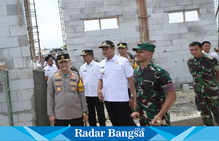 Kapolres Lamongan AKBP Bobby A. Condroputra, S.H., S.I.K., M.Si, bersama Bupati Lamongan Dr. Yuhronur Effendi, MBA.,  saat peninjauan Kampung Pangan Terpadu dan Pembangunan Dapur Sehat di Desa Jotosanur, Kecamatan Tikung (ist)