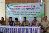 Camat Tikung, Sujirman Sholeh, S.E., M.M, bersama Kapolsek Tikung IPTU Tulus Haryanto, S.E., M.H., yang turut hadir dalam acara pembukaan dan penutupan pendaftaran calon perangkat desa Wonokromo (ist)