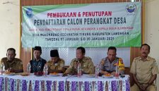 Camat Tikung, Sujirman Sholeh, S.E., M.M, bersama Kapolsek Tikung IPTU Tulus Haryanto, S.E., M.H., yang turut hadir dalam acara pembukaan dan penutupan pendaftaran calon perangkat desa Wonokromo (ist)