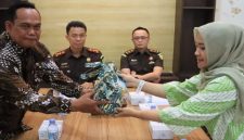 Kejari Lamongan  saat menerima pengembalian uang kelebihan pembayaran sebesar Rp186.645.637,00 dari mantan Kepala Dinas Sosial Lamongan, Hamdani Azhari (ist)