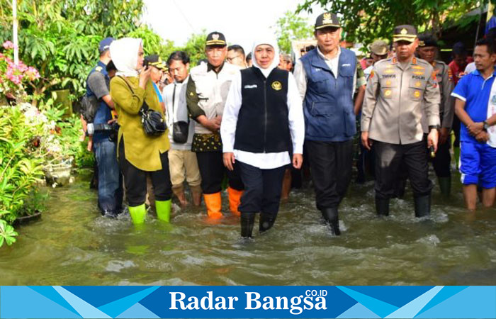 Gubernur Jawa Timur terpilih, Khofifah Indar Parawansa didampingi Bupati Lamongan Yuhronur Efendi saat meninjau banjir di Lamongan tahun lalu (hms)