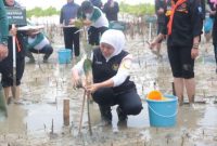 Khofifah Indar Parawansa, saat menanam pohon di Hari Gerakan Sejuta Pohon (hms)