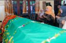 Calon Gubernur Jawa Timur Terpilih, Khofifah Indar Parawansa, saat mendoakn almarhumah Hj. Siti Khadijah, ibunda Prof. Dr. Mahfud MD, sebelum di makamkan (ist)